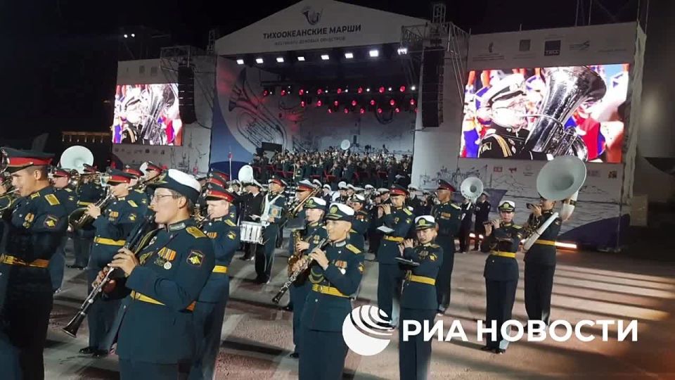 Песня "День Победы" триумфально завершила гала-концерт фестиваля военных и духовых оркестров "Тихоокеанские марши" во Владивостоке, передает корреспондент РИА Новости