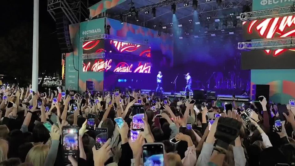 И еще немного музыки.... Группа The Hatters исполнила для приморцев и гостей края свои главные хиты. Как подсчитали фанаты музыкантов, это был уже 10-й концерт группы во Владивостоке