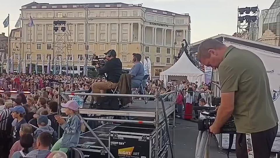 на Центральной площади Владивостока проходит Первый фестиваль духовых оркестров "Тихоокеанские марши"