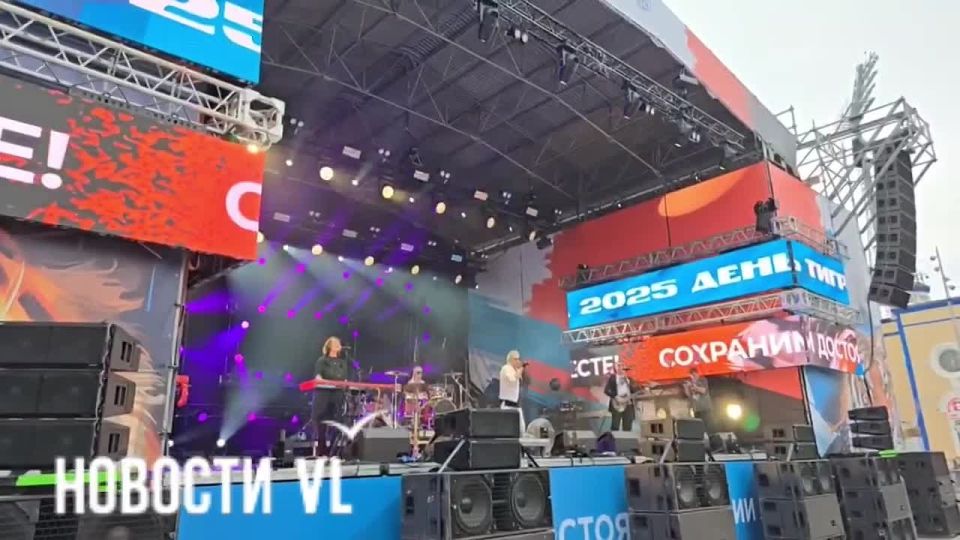 Группа "Белый орёл" начала с мало кому знакомой песни, но не стала долго тянуть и уже вторым зарядила бенгер "Потому что нельзя быть красивой такой"