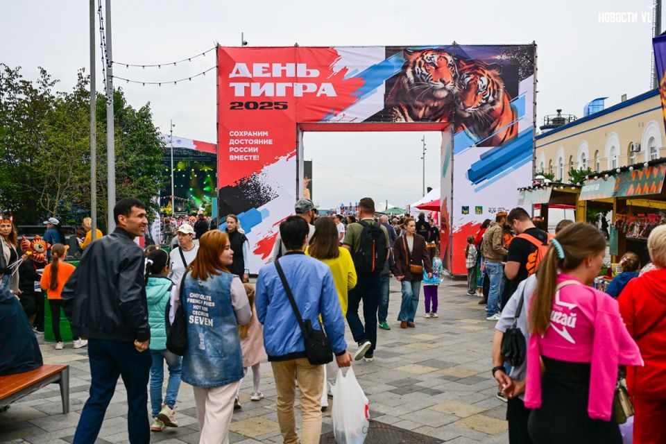 Полосатое шествие, удэгейские украшения и сосны в горшках: «День тигра» прошёл во Владивостоке