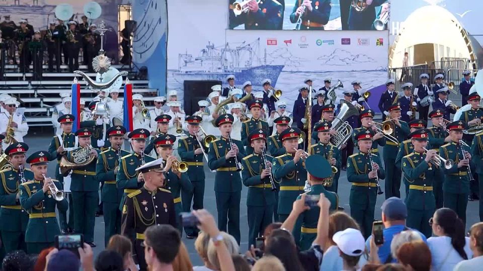 Пятичасовой оркестровый гала-концерт прошёл во Владивостоке