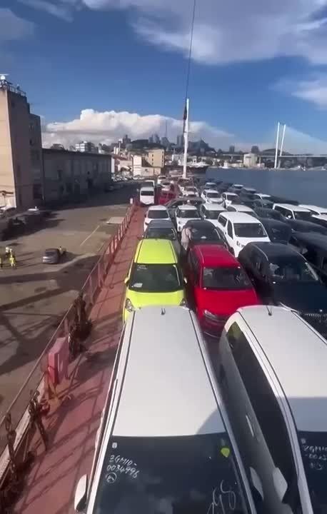 Во Владивосток прибыли «без пробежки», партия автомобилей которые успели купить по курсу 80, сейчас курс 83, и это минимальные цены на авто за последние несколько лет