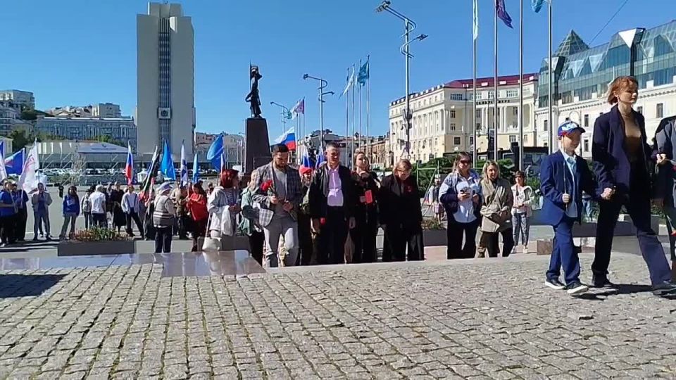 Возложение цветов в честь воссоединения Донецкой и Луганской Народных Республик, Запорожской и Херсонской областей с Российской Федерацией прошло в столице Приморье