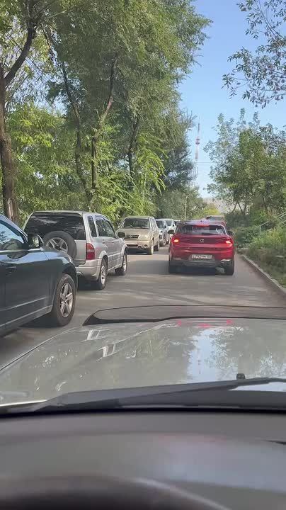 В центре Владивостока , Школьный переулок один большой затор