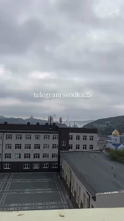 Прямо сейчас во Владивостоке и во всем крае громко воют сирены — оповещение слышно во многих районах города