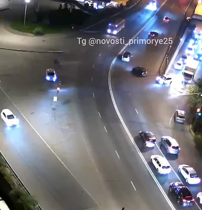 Момент вчерашнего ДТП на Баляева с участием автобуса и мопеда