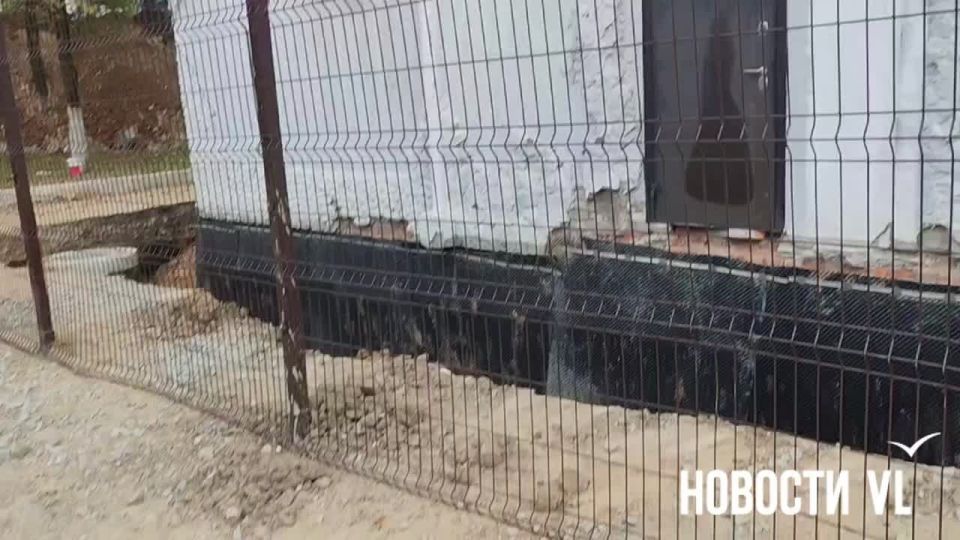 Корреспондент Новостей VL с места сообщает, что под стенами здания шли ремонтные работы, судя по всему, на коммуникациях, в связи с ними вплотную к ним прорыта траншея