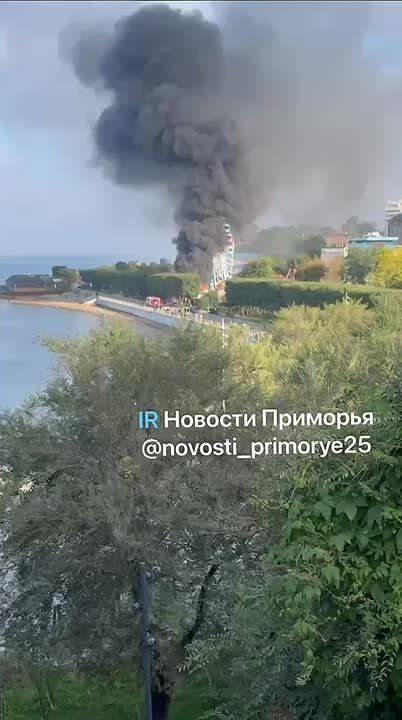 Очевидцы сообщают, что огнём охвачены кафе на Батарейной