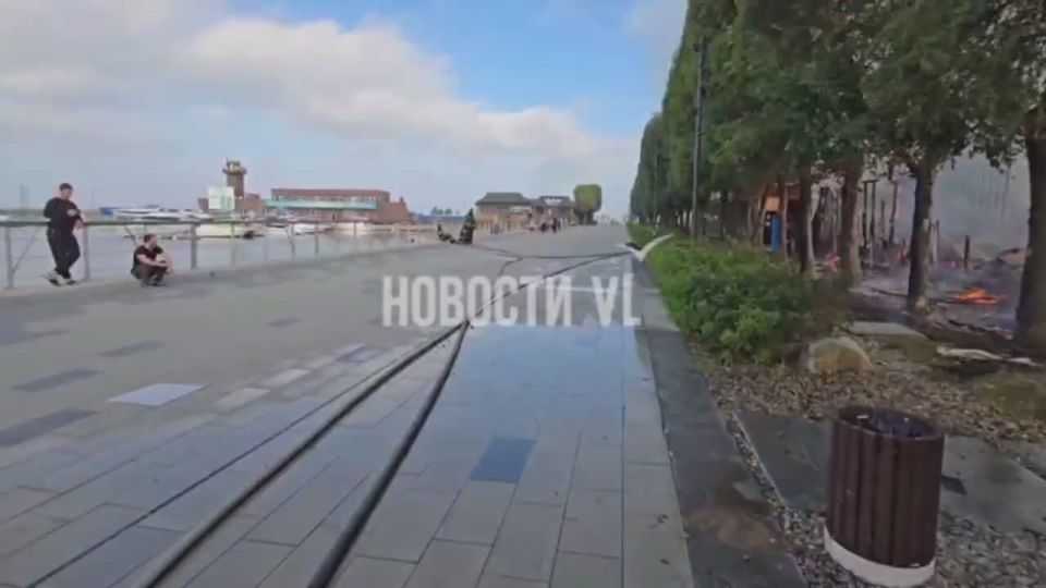 Утром в пятницу, 3 октября, на набережной Спортивной гавани загорелось одно из кафе, которые горожане всегда называли стекляшками