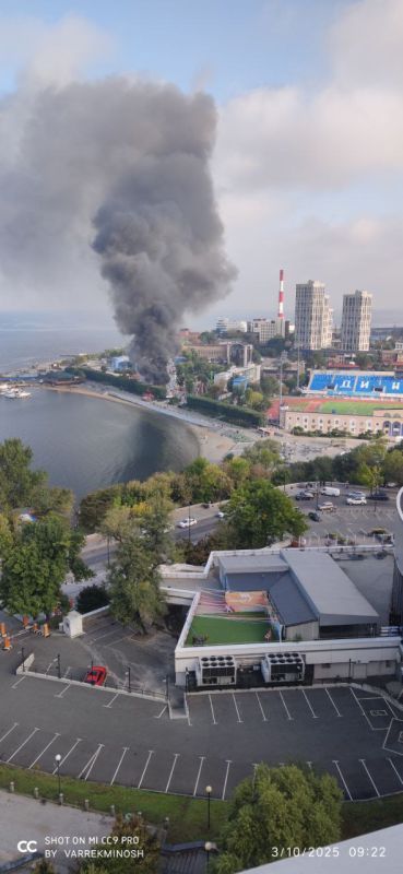 Пожар разгорелся возле колеса обозрения на набережной Спортивной гавани во Владивостоке