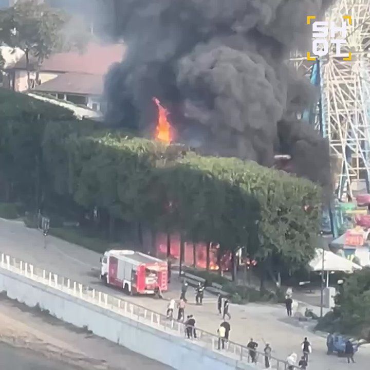 Сильный пожар начался около колеса обозрения во Владивостоке