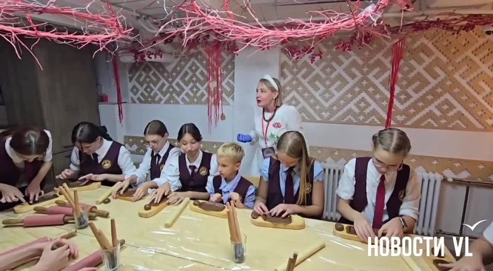 Сегодня в Музее женьшеня на Посьетской, 41А проходит фестиваль одноимённого растения - во дворе продают товары с чудотворным корнем, кипит самовар