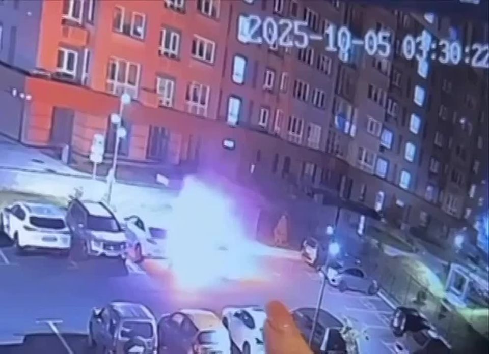 Автомобиль загорелся во Владивостоке, огонь повредил ещё одну иномарку, люди не пострадали, сообщает МВД региона