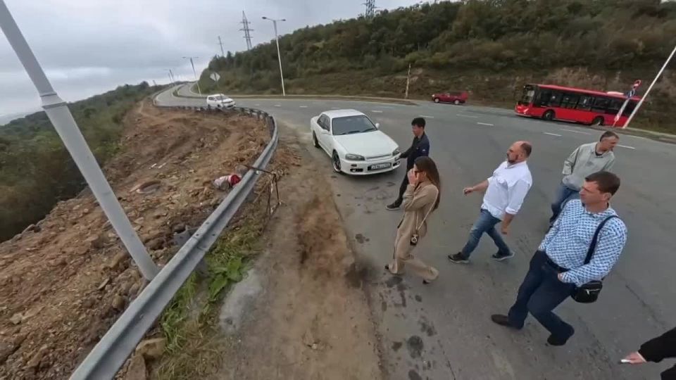 Во Владивостоке в самом разгаре работы по созданию современной и удобной велодорожки вдоль Университетского проспекта — нового пространства для активного отдыха и безопасных поездок на велосипеде