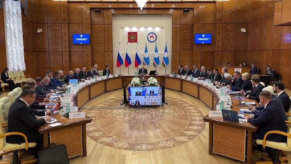 Губернатор Приморского края Олег Кожемяко принял участие в заседании Совета ДФО под председательством полпреда Президента РФ Юрия Трутнева, которое накануне состоялось в Якутске