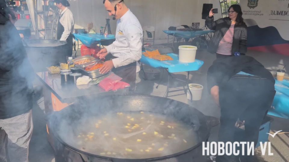 На центральной площади Владивостока сегодня проходит масштабное одновременное приготовление блюд дальневосточной и белорусской кухни