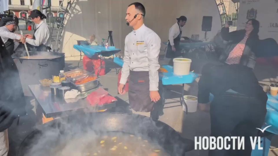Бесплатная раздача белорусских и дальневосточных блюд проходит на Центральной площади Владивостока
