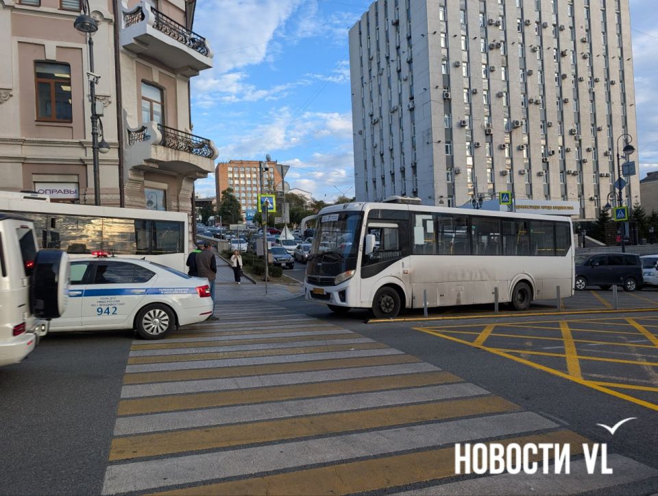 На перекрёстке Океанского проспекта и Фотанной в районе мэрии столкнулись автомобиль «Цифрового Приморья» и автобус №7