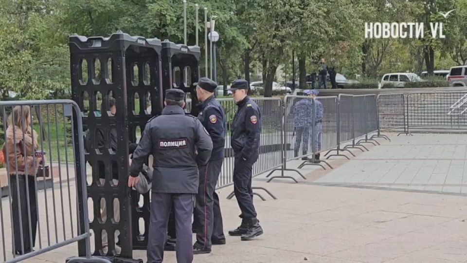 Первым к микрофону вышел Александр Сустов, депутат Законодательного Собрания Приморского края