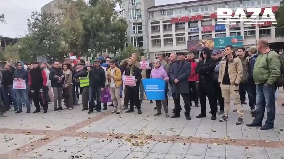 Сотни людей вышли на митинг во Владивостоке против повышения утильсбора — по данным «Базы», на согласованном властями мероприятия больше 500 человек