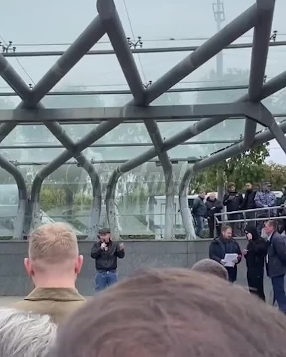 Митинг против утильсбора устроили жители Владивостока, пишет Readovka