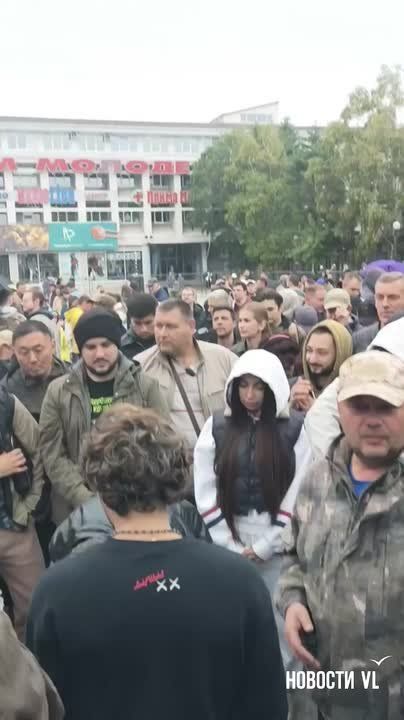После запланированных выступлений на сцену начали выходить обычные горожане – в основном, молодые и активные люди