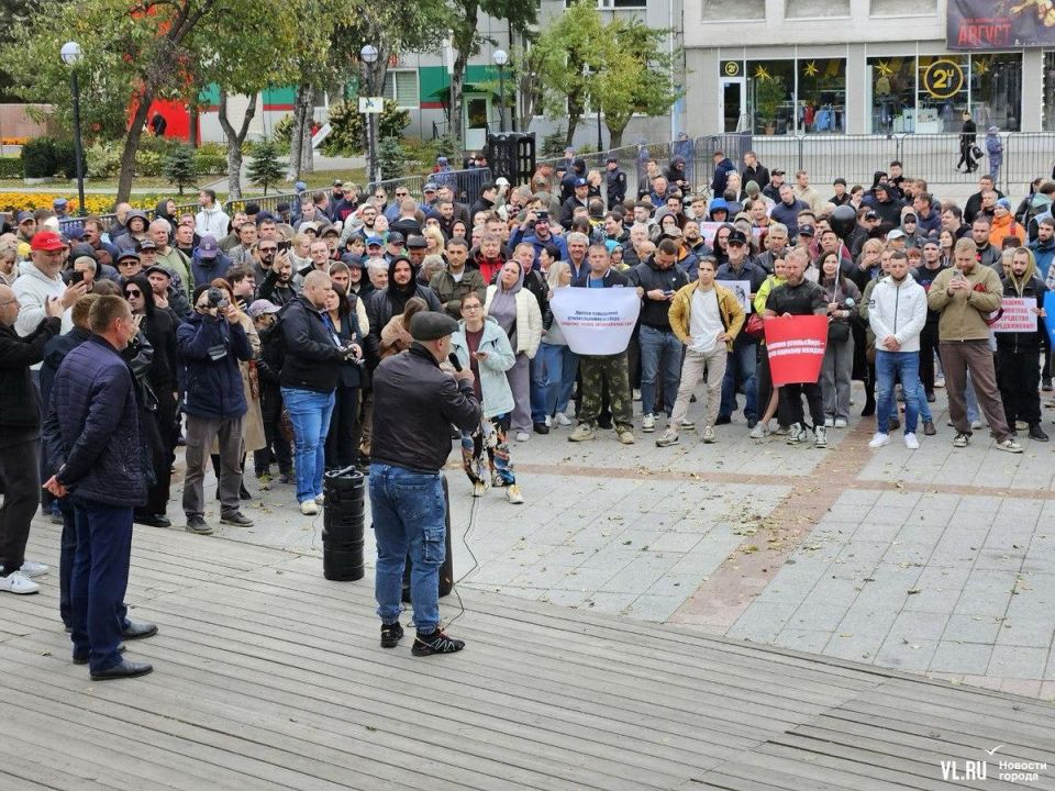 Затем на сцену с с речью вышел известный приморский активист Максим Чихунов и вместе с товарищами высказал протест против повышения утильсбора