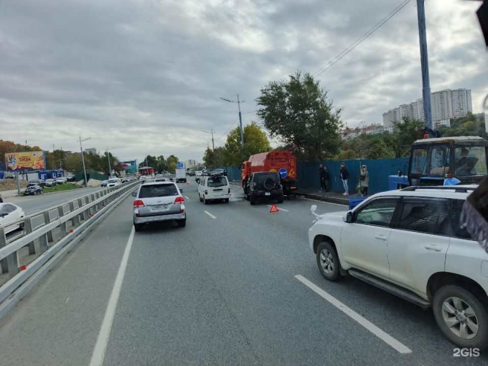 Джип и поливомочная машина не поделили дорогу в районе Зари