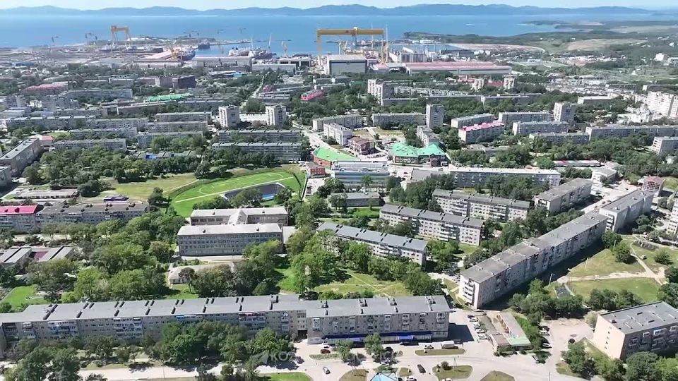 Олег Кожемяко: Строительство социальных объектов, реконструкцию коммунальных и дорожных сетей в Большом Камне обсудили на выездном совещании