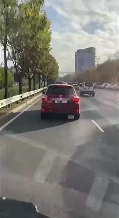 Во Владивостоке нарушителя наказали за отказ пропустить скорую помощь