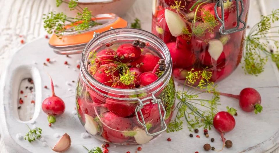 Необычная закуска: маринованный редис, который удивит на пикнике