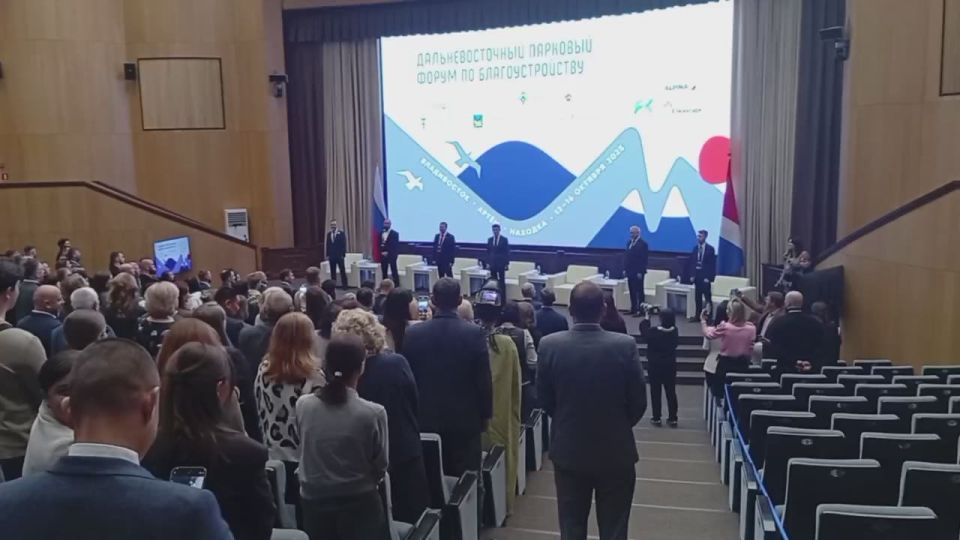 На форуме в правительстве все встали для прослушивания гимна, однако по техническим причинам его не смогли включить