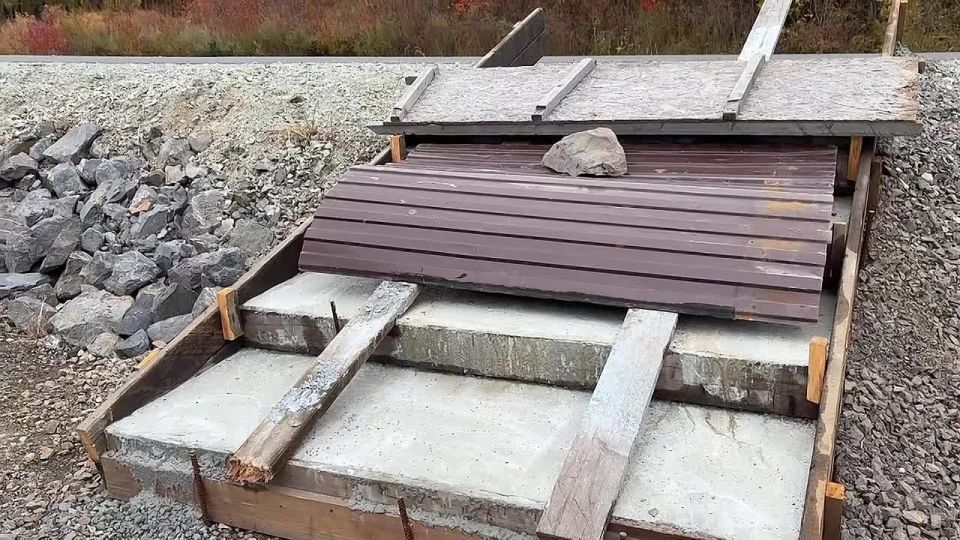 Доброе дело от дорожников. В селе Баневурово Уссурийского городского округа появилась лестница к исторической монументальной композиции «Исследователи и переселенцы» По просьбам жителей ее сделала Восточная строительная...