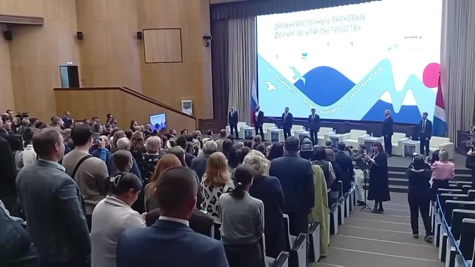 На форуме во Владивостоке техническая неполадка не помешала исполнению гимна
