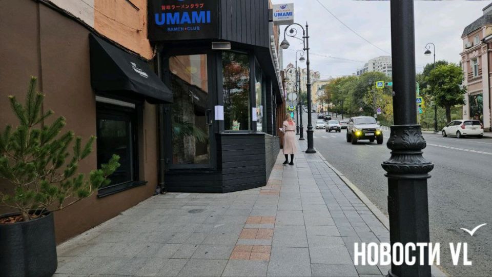 На покрашенную в понедельник пристройку ресторана Umami сегодня наклеили уведомления, что сооружение должно быть демонтировано