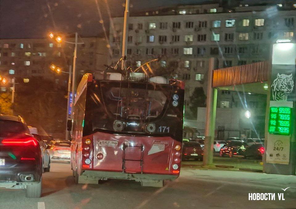 В районе Некрасовских гостинок во Владивостоке встал на прикол троллейбус