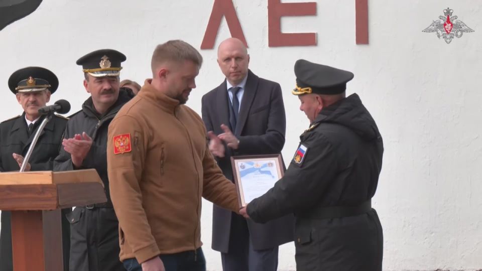 1 Во Владивостоке открыли мурал в честь легендарного адмирала