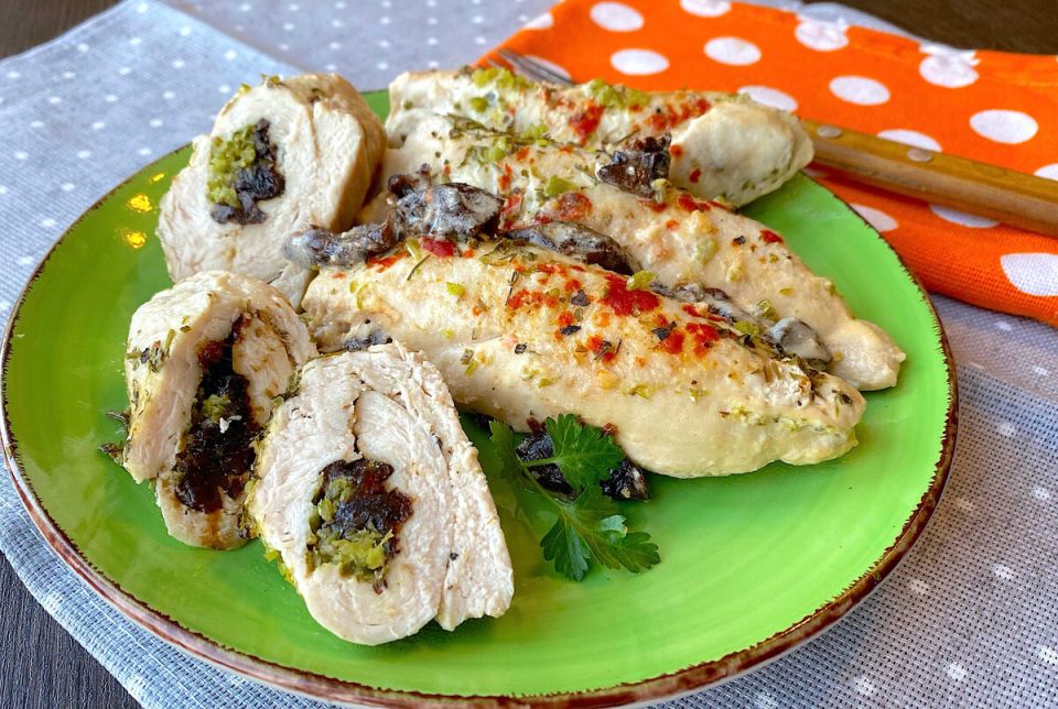Сочные куриные рулетики с черносливом: легкий и вкусный рецепт для всей семьи