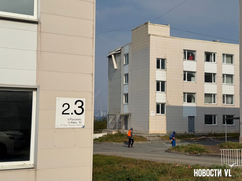 Сильный ветер сорвал облицовку со здания общежития ДВФУ на острове Русском