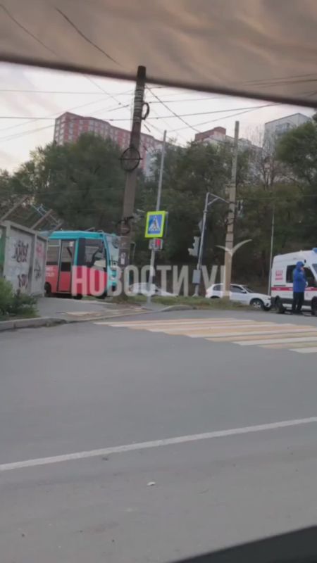 На повороте к озёрам в районе Карской столкнулись автомобиль скорой помощи и трамвай