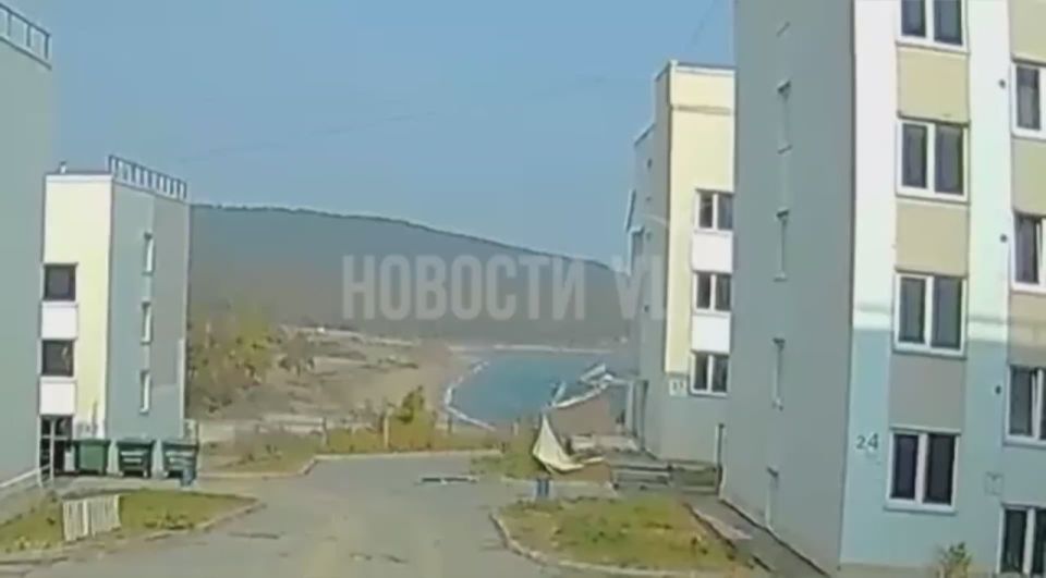 Момент срыва облицовки со здания общежития ДВФУ