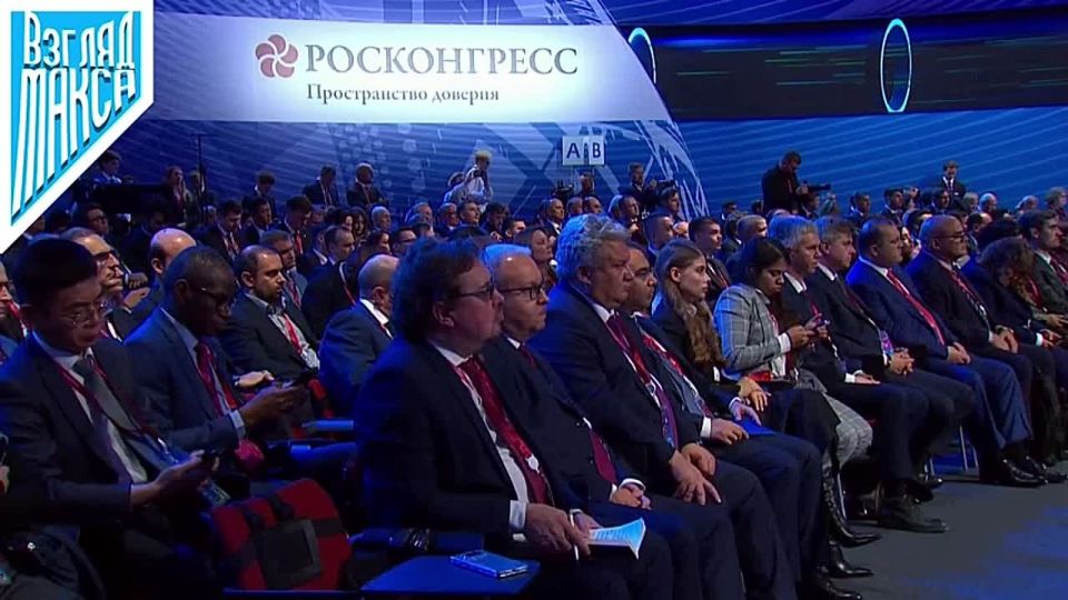 Владимир Путин выступил на пленарном заседании восьмого Международного форума «Российская энергетическая неделя»