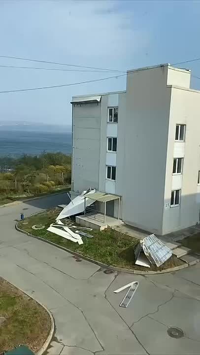 У одного из общежитий на кампусе ДВФУ оторвало часть отделки фасада