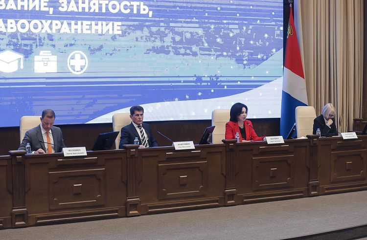 В Приморье укрепляют материальную базу и обеспечивают новыми кадрами краевые учреждения здравоохранения