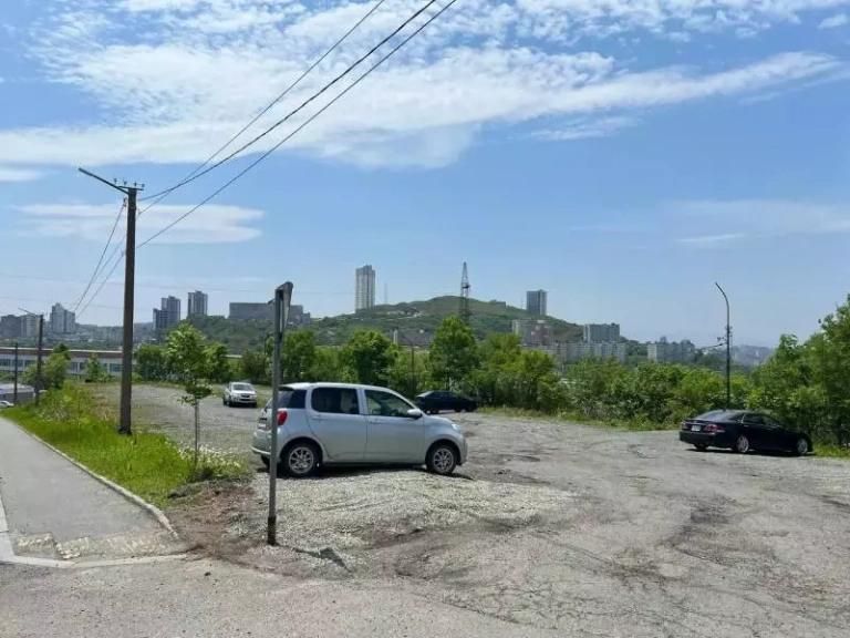 Во Владивосток привезли первый эвакуатор для муниципальной службы