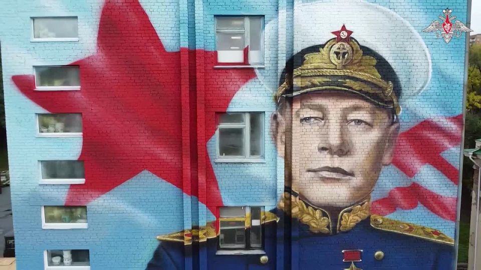 Минобороны России: Во Владивостоке на территории Тихоокеанского высшего военно-морского училища имени адмирала С.О. Макарова состоялось торжественное открытие мурала