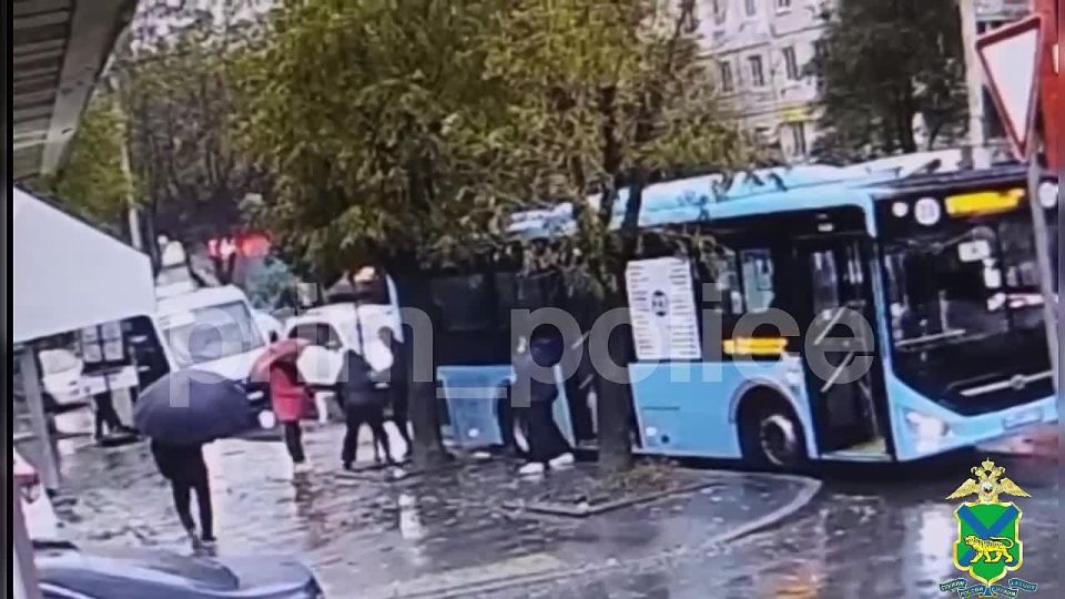 Пассажирский автобус наехал на женщину, которая пыталась в него сесть