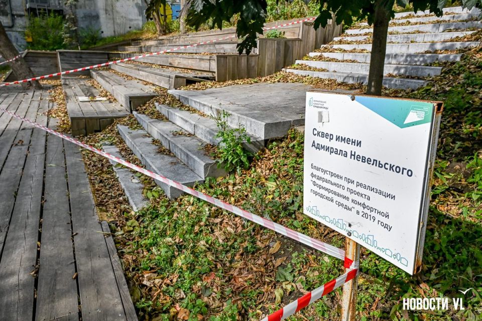 В сквере Невельского появились дыры в деревянном настиле – опасный участок огорожен