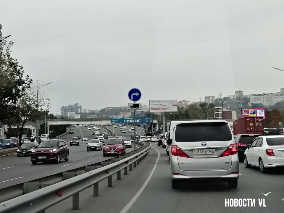 На Некрасовской на полосе в сторону путепровода столкнулись Chery Tiggo и Land Rover